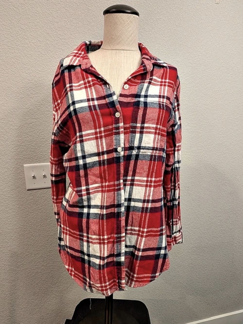 GAP Plaid Button Down Shirt in Red & White Size Small